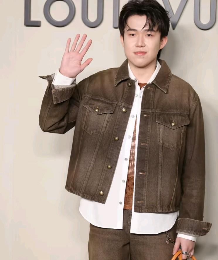 真的太逗了有个大哥在现场看着王楚钦热心地跟别人介绍，说王楚钦是运动员，不