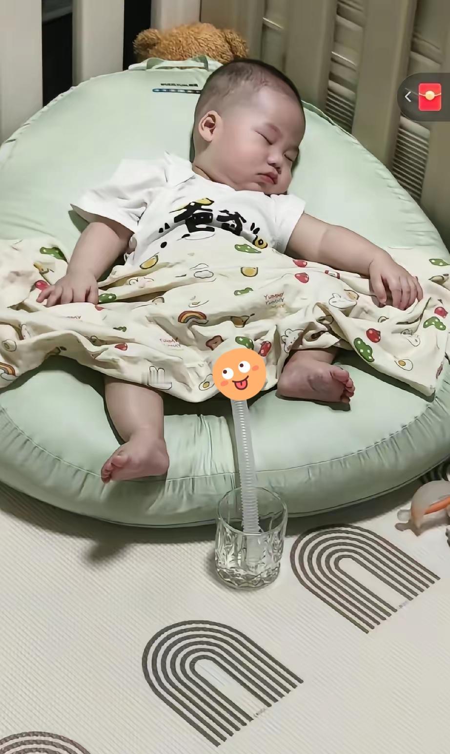 这爸爸是个人才啊！家里没有尿不湿了，妈妈去楼下超市买尿不湿了，回来一看，爸爸的