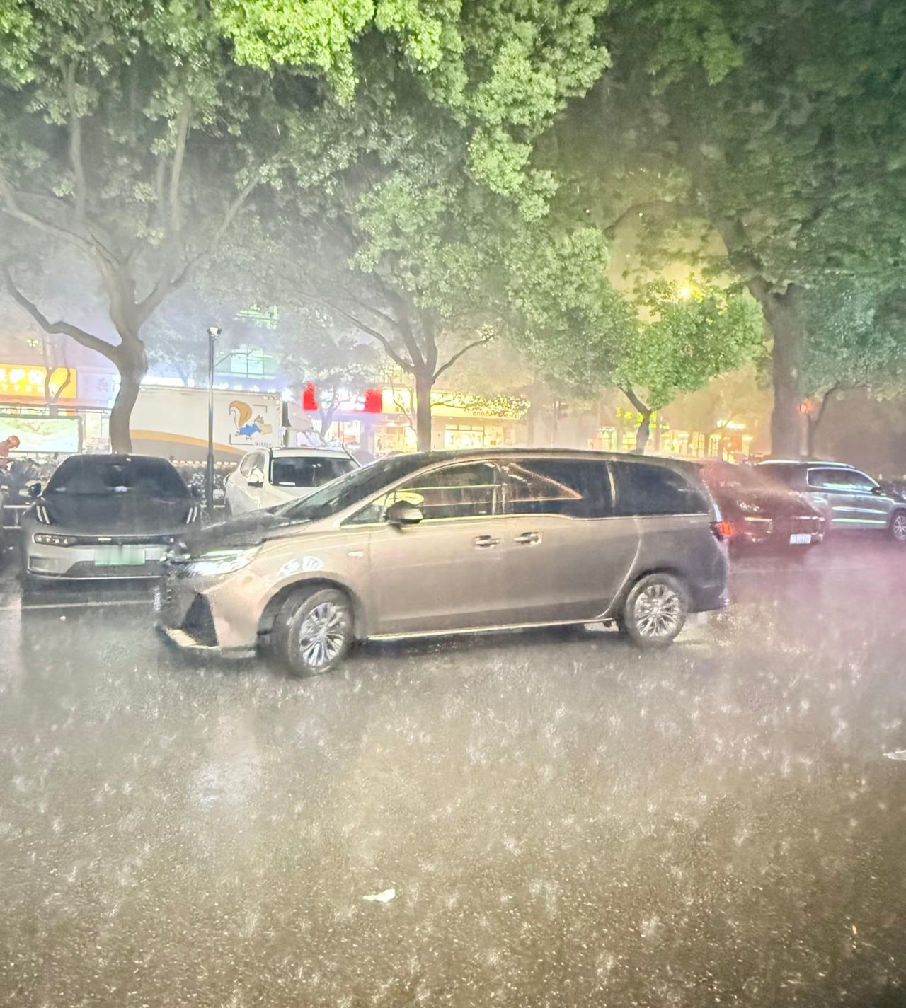 猝不及防的大暴雨…只能说杭州的天气是会搞人心态的。下班后才刚出地铁站，还没