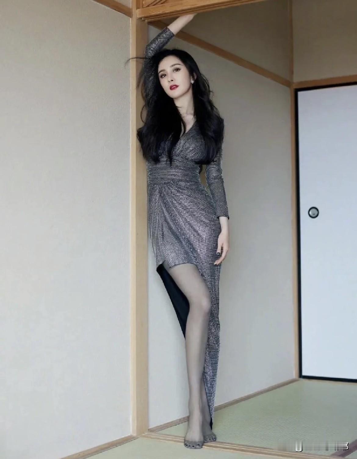 杨幂大长腿穿搭无敌[捂眼睛]杨幂照片魅力杨幂穿搭造型