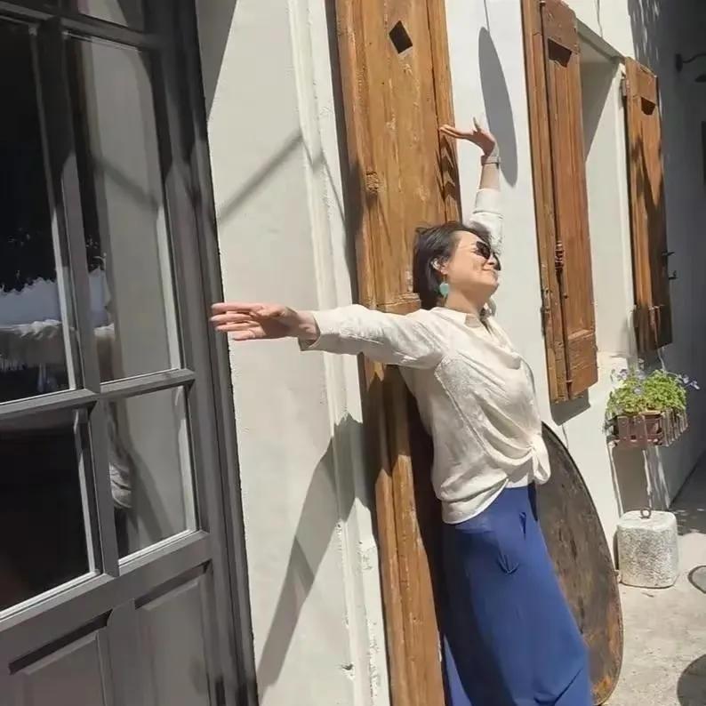 袁立看来很爱第三个老公，为了他疯狂健身减肥，如今瘦了很多，重回颜值巅峰。仿佛看到