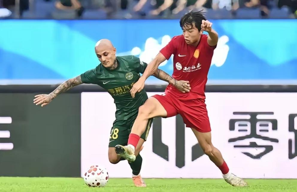 大胆猜测！米特里策揪李镇全头发，和他秃头有很大关系！中超联赛第4轮，浙江队0-