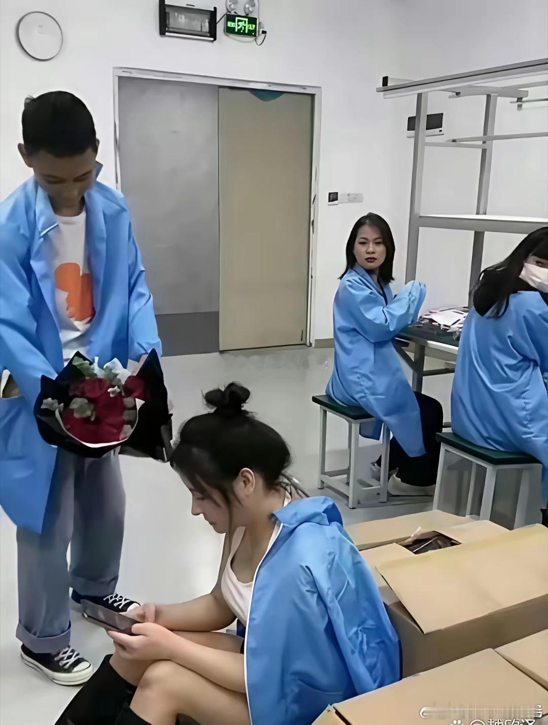 哥们，听哥一句劝，放弃吧，这样的女孩你把握不住！真的。​​​