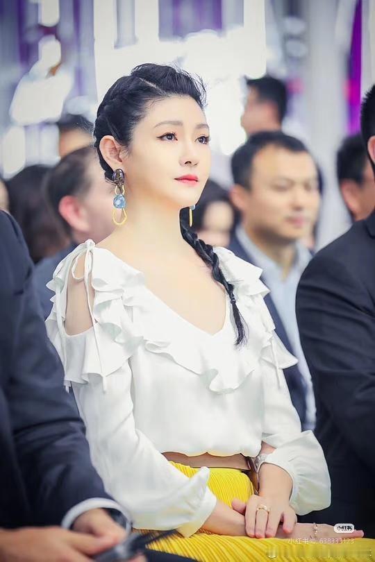 三姐妹她最漂亮，事业发展好，拥有年轻帅气的老公又还是富二代，儿女双全。到后面回湾