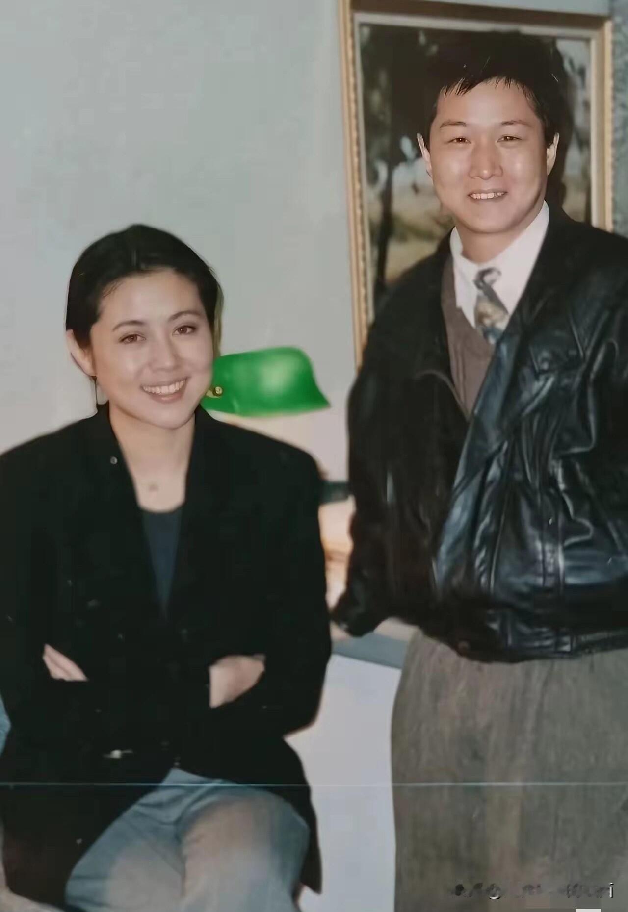 早些年倪萍的素颜照，普通的真实身材，却是一种由内而外的美，颜值放到现在都是顶级的