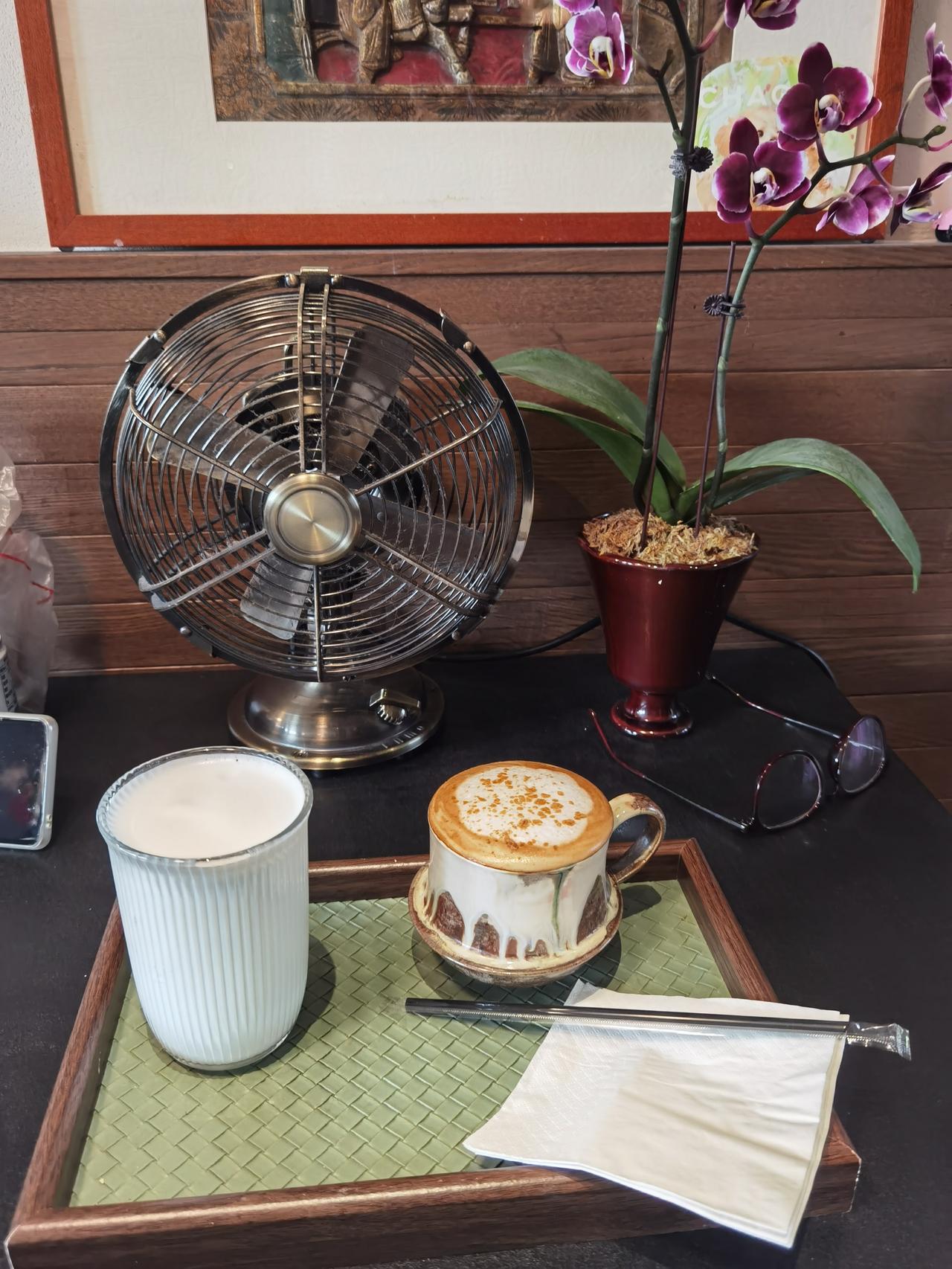 本人喝咖啡，算起来也已经有二十多年了。平日里在家就是用咖啡机做好咖啡，兑上一