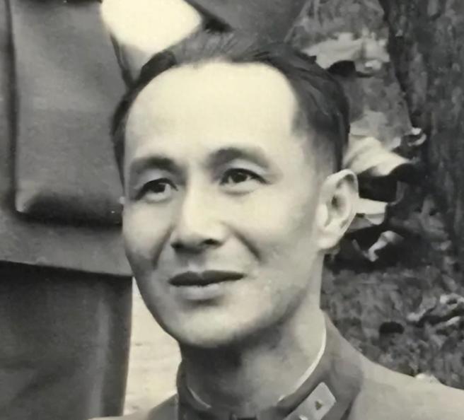 1948年，解放军要炸一辆逃跑的美制坦克，一个国军军官慌忙钻出来：“不要炸，我要