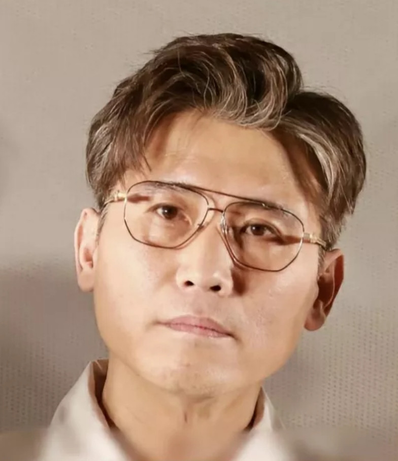 李乃文说，媛媛走的那天我在草原拍夜戏，手机信号断断续续，唐旭的语音消息听了三遍才