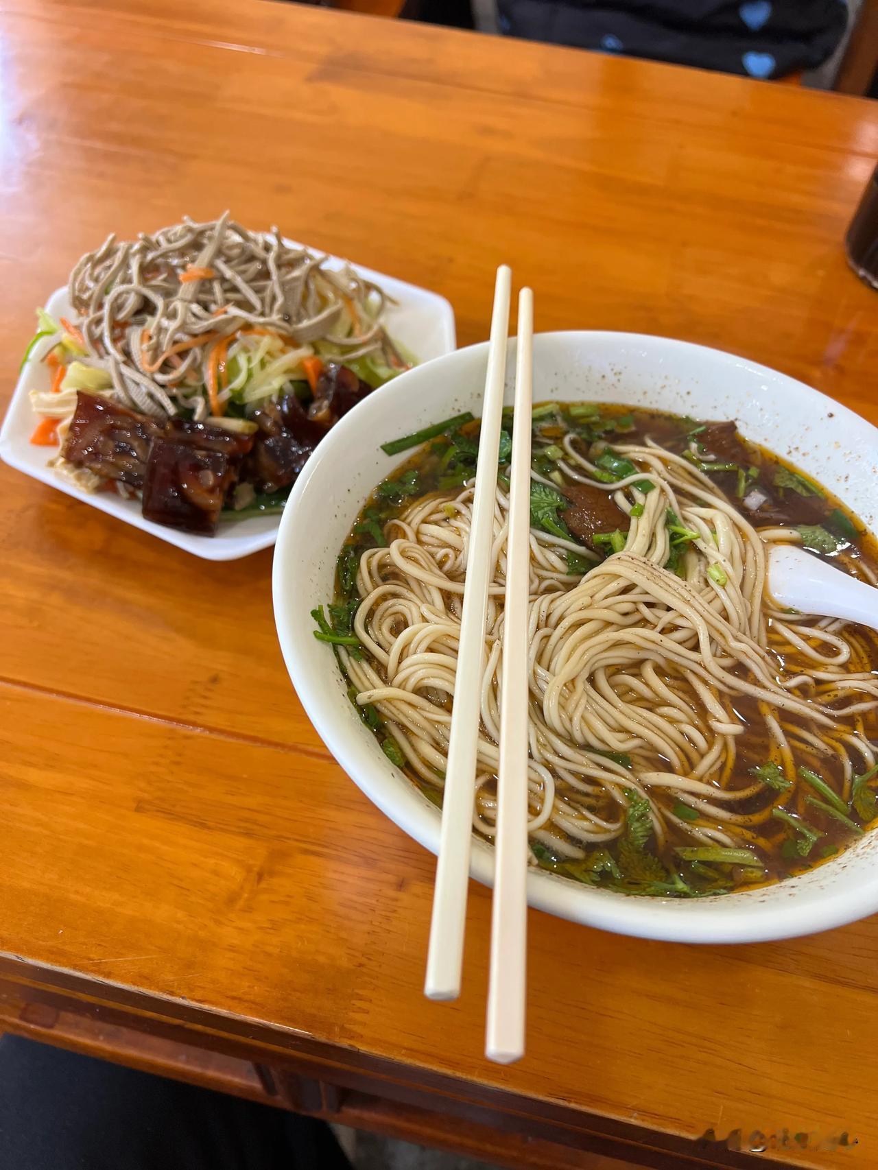 到饭点了吃完饭在干活儿[呲牙笑]拌面大份量随便吃碗面🍜随便吃碗面🍜今天好