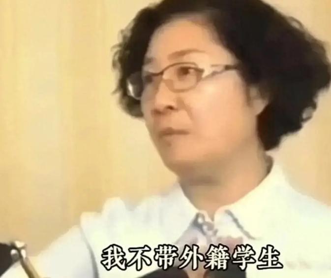 中医教授韩学杰公开说自己不带外籍学生，被指责没有气度。可她说出真相后，却让人直呼