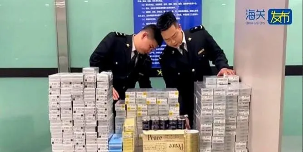 胆子真大！大连机场海关拦下个推着俩行李箱的姐们儿，一开箱直接血压飙升——43