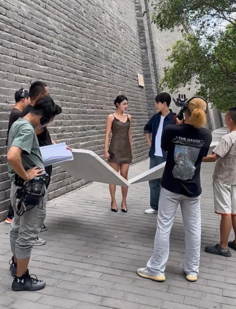 现在短剧真的太流行了，随便走个路就能碰到拍短剧的，成本看起来也不高..