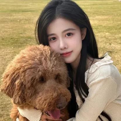 阳光下的甜美时光，我和我的狗狗🌞🐾治愈系宠物狗萌狗自拍跟狗一起跑步小姑