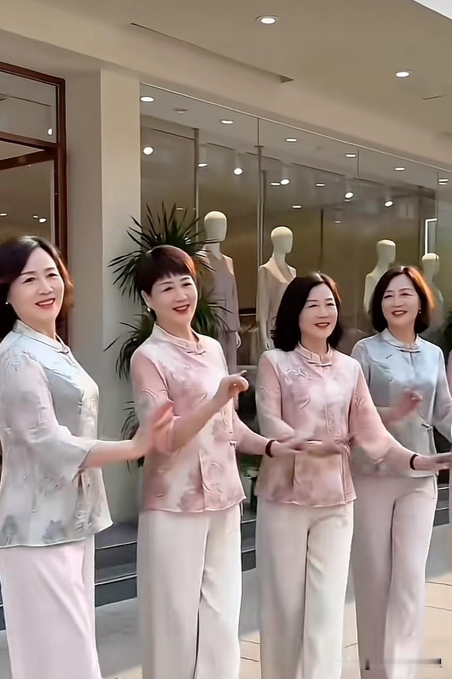 大家发现了没有？今年好像很流行新中式风格的衣服。我发现穿新中式衣服的好像中年