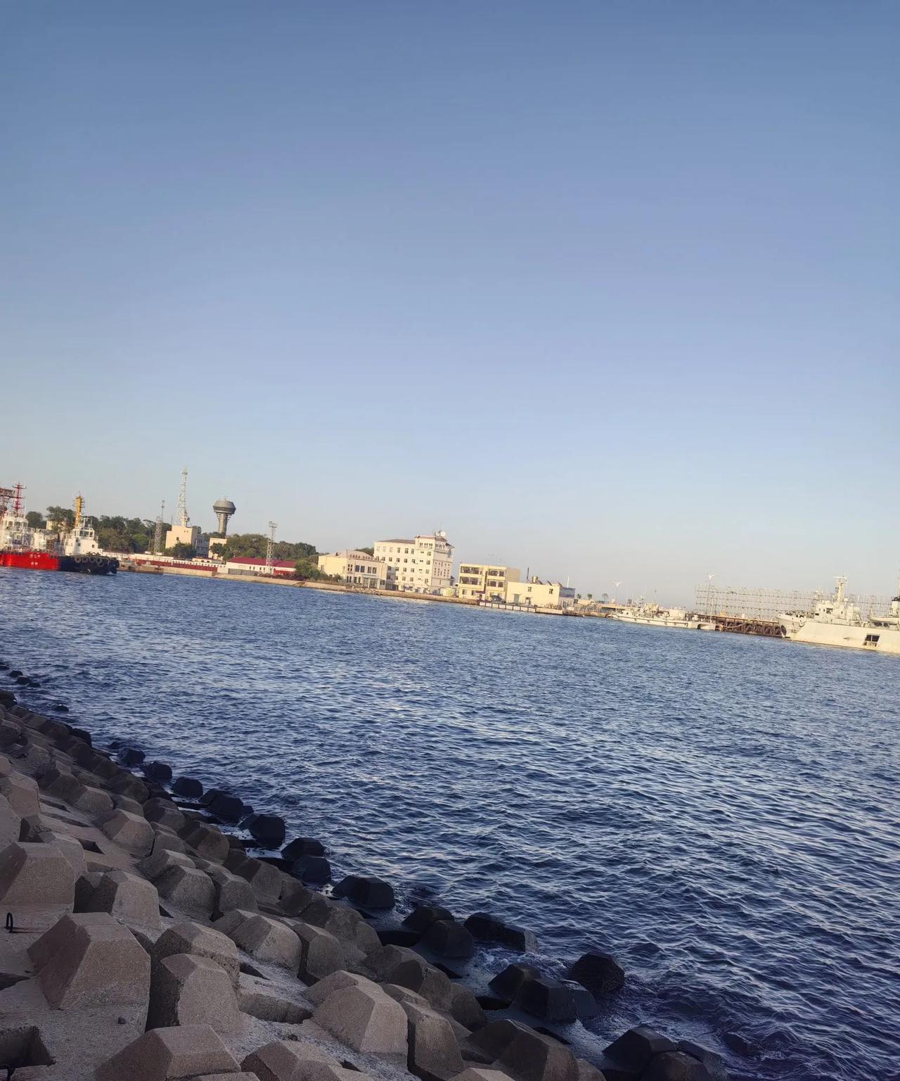 逍遥过了就离拘谨不远了，否极泰来、物极必反是个正常规律。风光无限时更要低调做