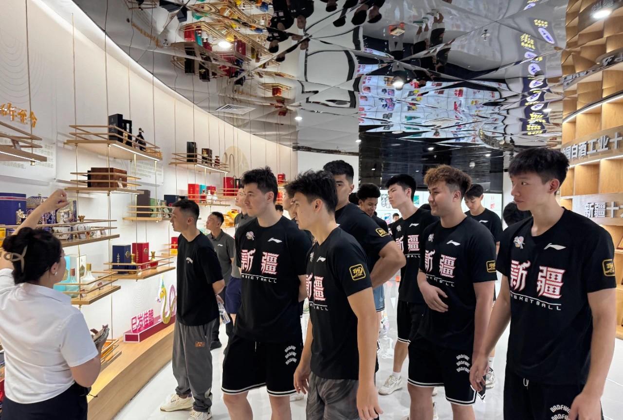 新疆男篮俱乐部获得大笔收益，球队运营非常成功，俱乐部运营管理得到了球迷的认可，投