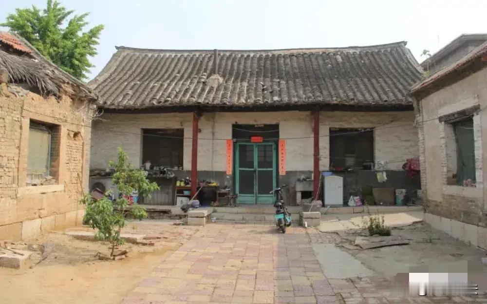 北京一牙医25年前花10万，买下当地村民一套破旧民房，又借钱将房子重建，盖了3层