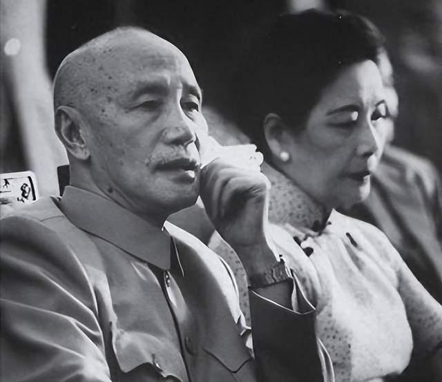 蒋介石私生活有多混乱？贴身秘书晚年才敢说破，宋美龄的做法绝了。蒋介石天性风流，虽