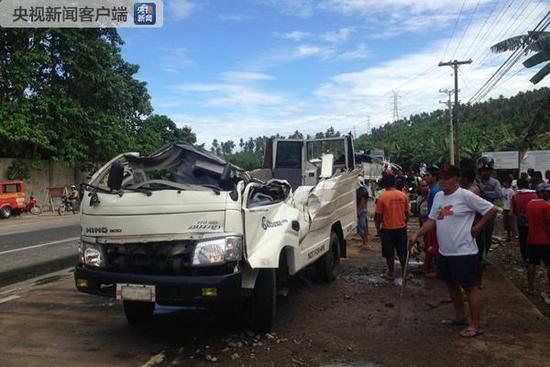 菲律宾一车超速行驶与大货车相撞 致14人死亡