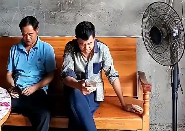 广西贵港兄弟俩守着平房打光棍，姐姐探亲当场痛哭：老了该咋整？不结婚，不生子，老了