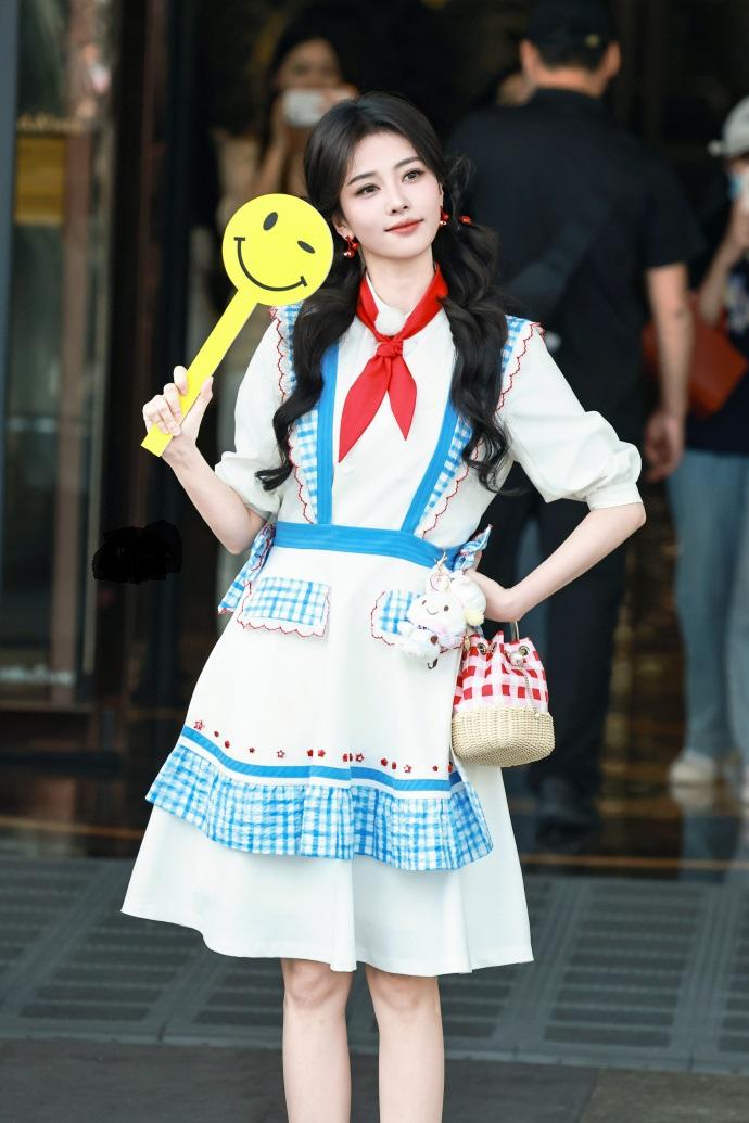 最近白鹿在录制奔跑吧，她这次穿了一身很美的女仆装，看起来像个可爱的美少女。白