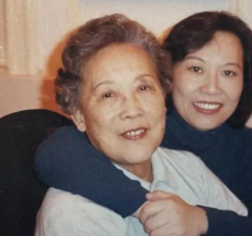 2001年，上海一女子为了报答独身的恩师，她花光积蓄在上海给老师买了一套房产为其