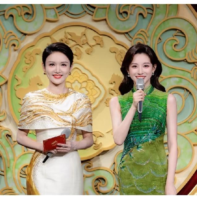 央视元宵晚会龙洋和马凡舒同框真的是太美，太让人惊艳了。龙洋一袭白色的晚礼服更