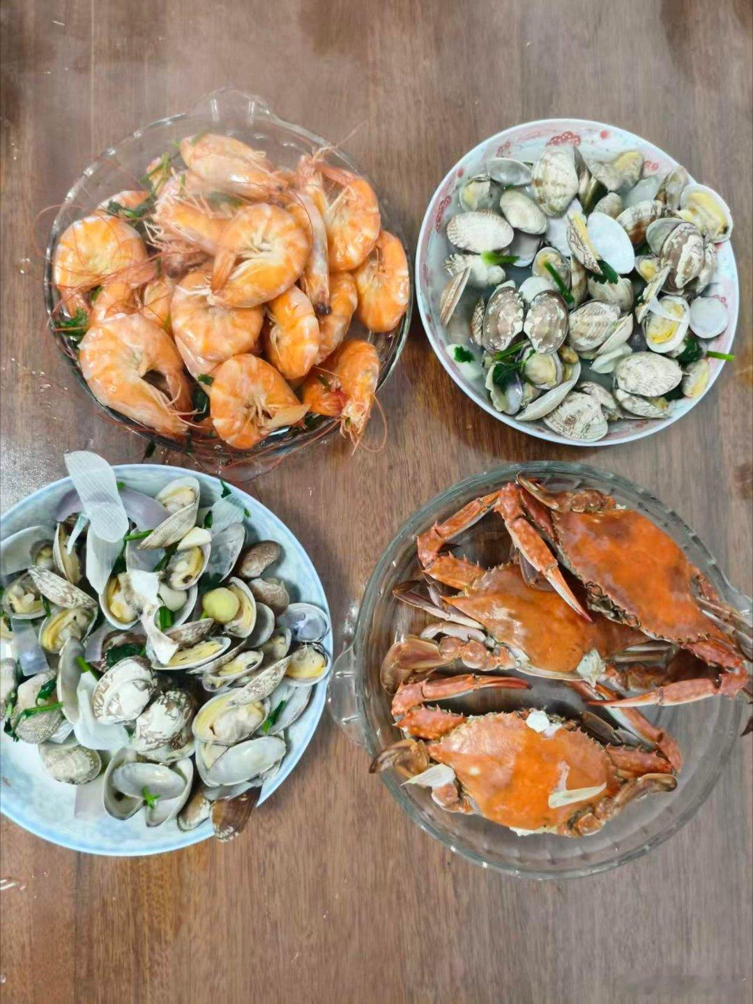 170块没吃饱，你信吗？中午做了一桌子菜全是蛋白质螃蟹、大虾，还有花蛤就是没有碳