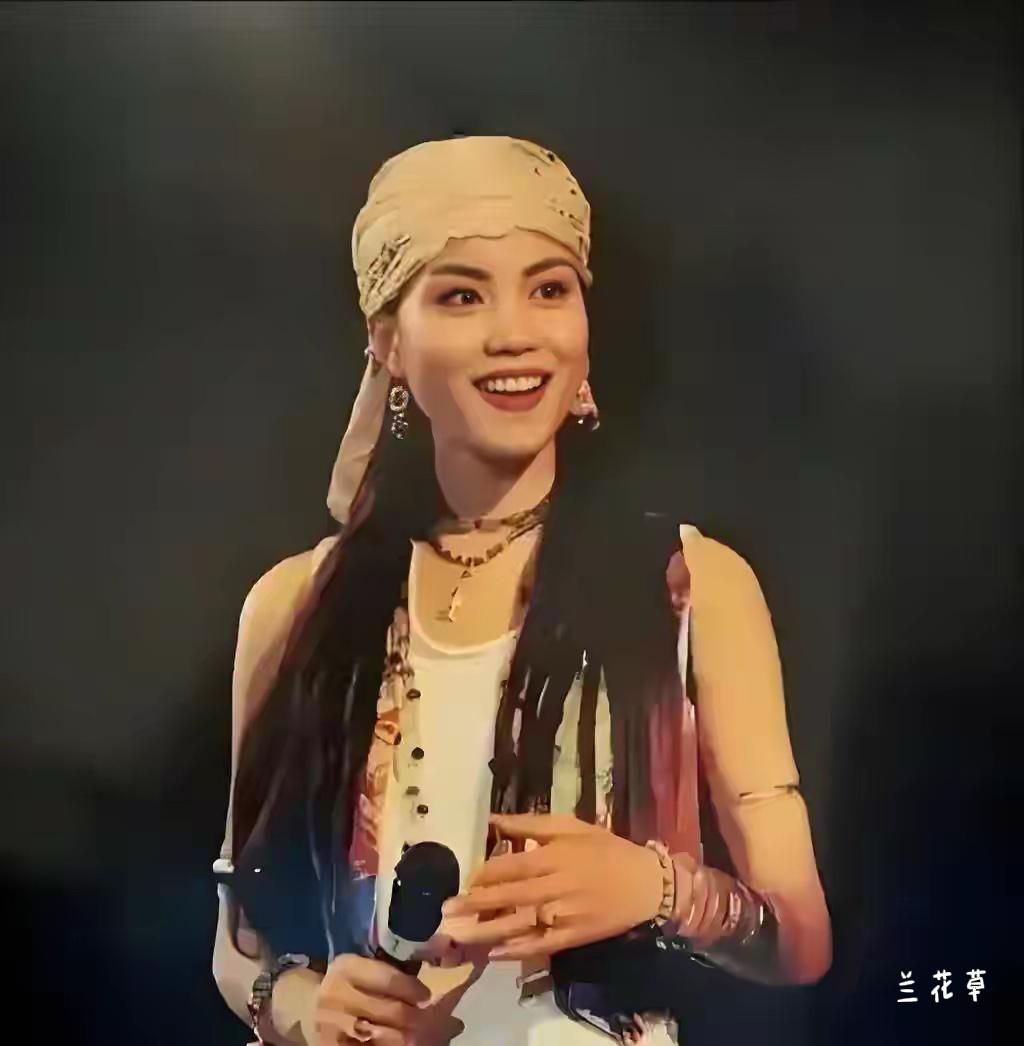 王菲的早年照片，可咸可甜，真切自然。