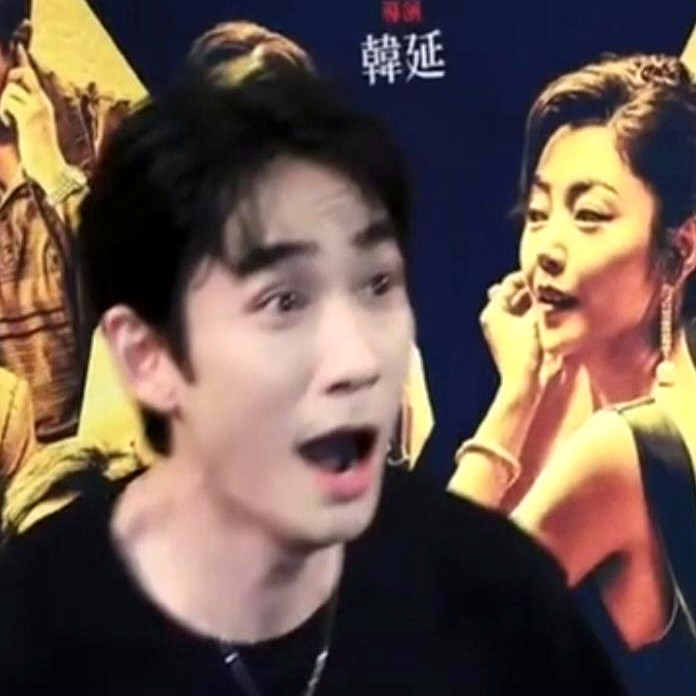 《空枪》首映礼那会儿，朱一龙估计是真没绷住。对着卫诗雅唱《分分钟需要你》，嗓音