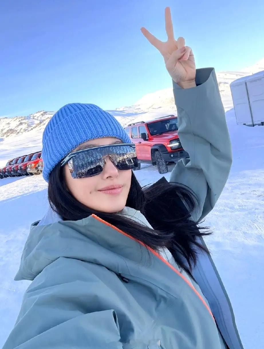 杨采钰和富二代老公秀恩爱，她晒出11月份的照片，她和孩子爸又出去旅游了，两人在户