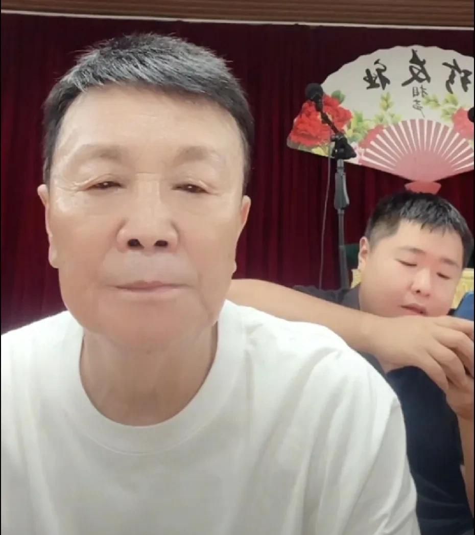 衡小珍，是西安珍友社的班主，是“文”字辈的相声演员，他的师父是王宝珍。早在20