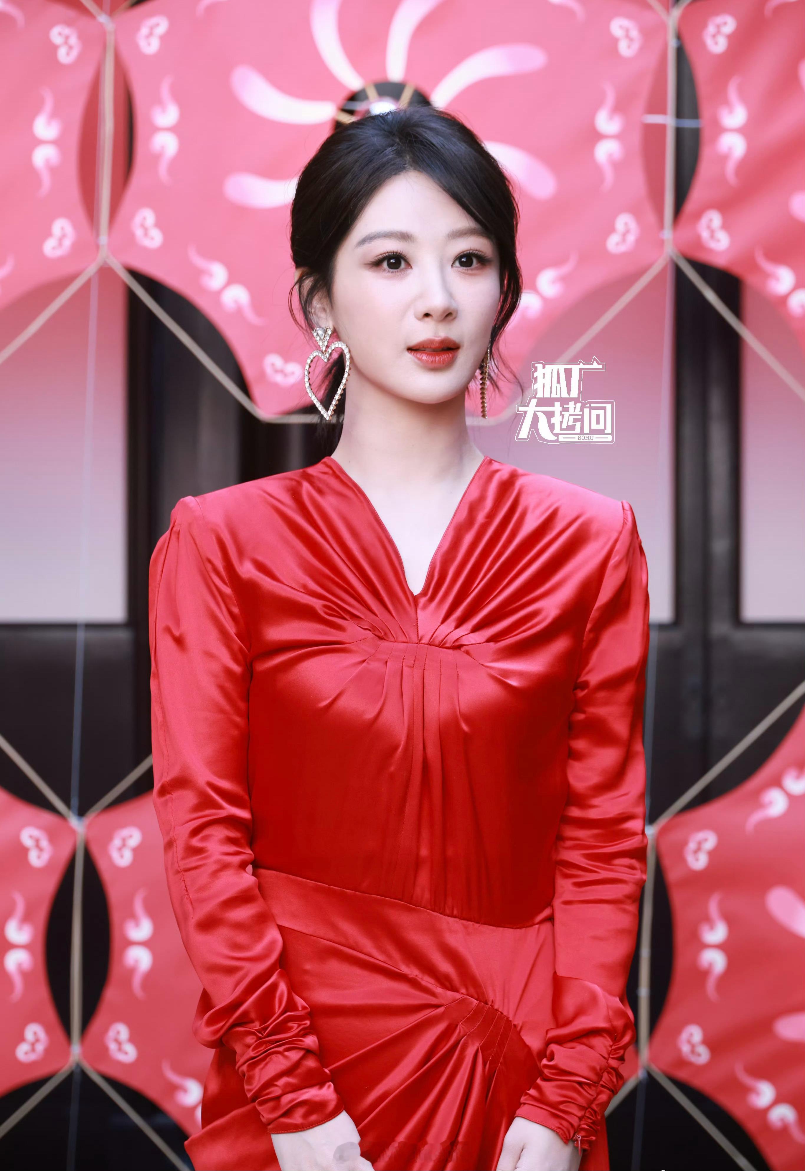 杨紫最新品牌活动上班生图路透来了！杨紫这状态太好看了吧！杨紫红裙好明媚