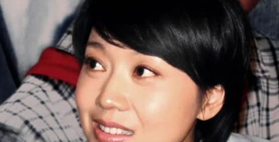 2004年，闫妮的丈夫邹伟提出离婚，闫妮不肯离，她觉得孩子还小，邹伟说：“20万