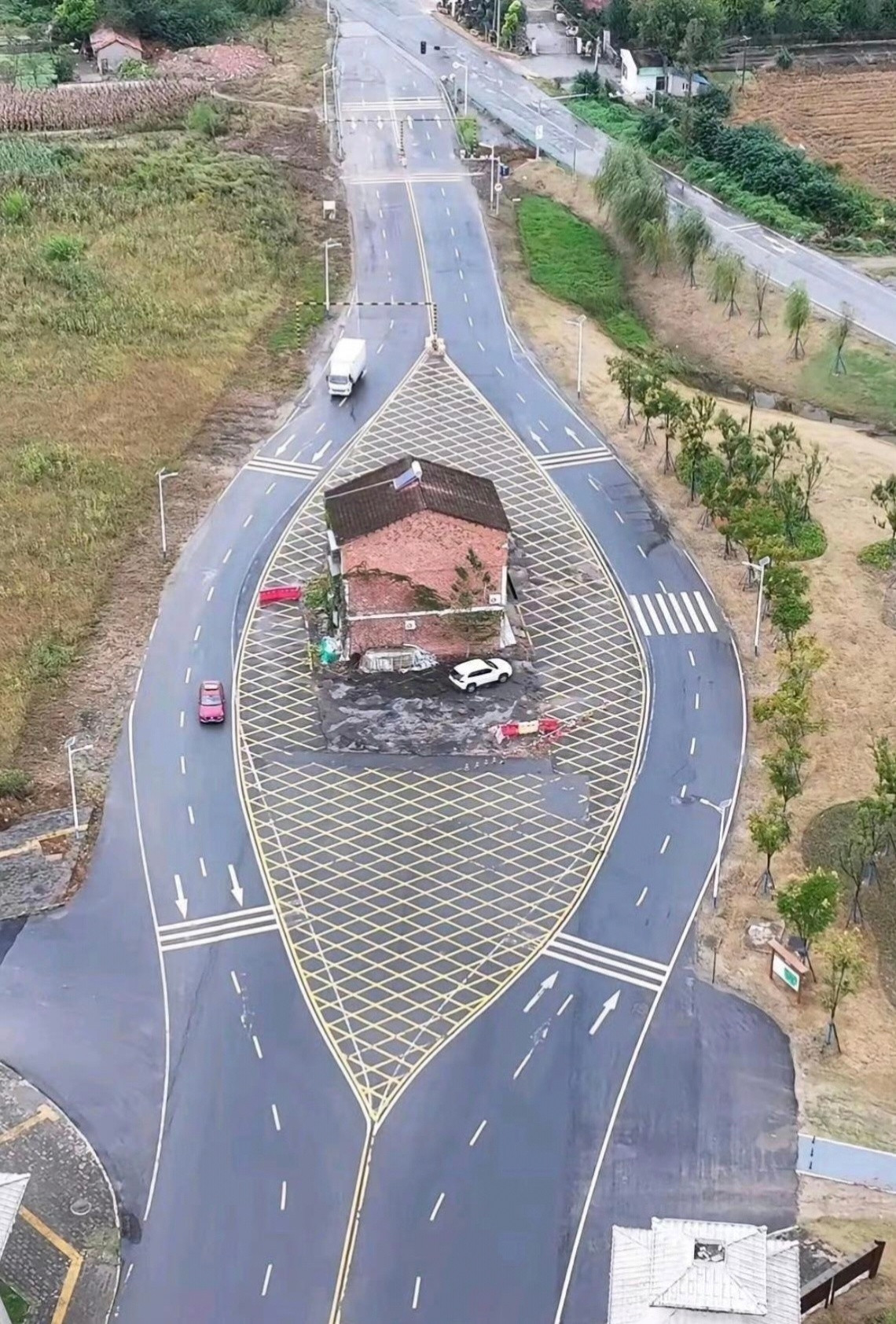 这下钉子户估计肠子都悔青了吧