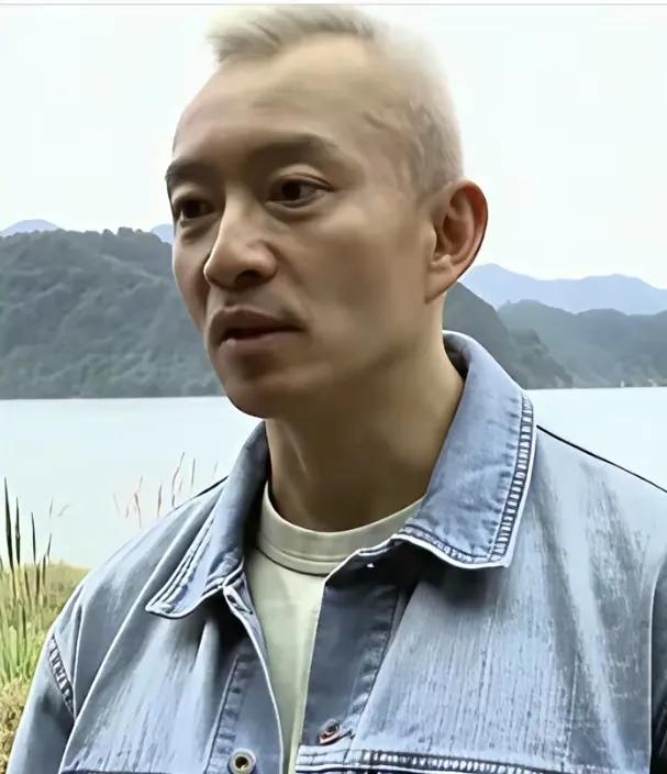 花有重开日，人无再少年！前央视著名主持人亚宁，大家还有印象吗？如今五十六岁的他就