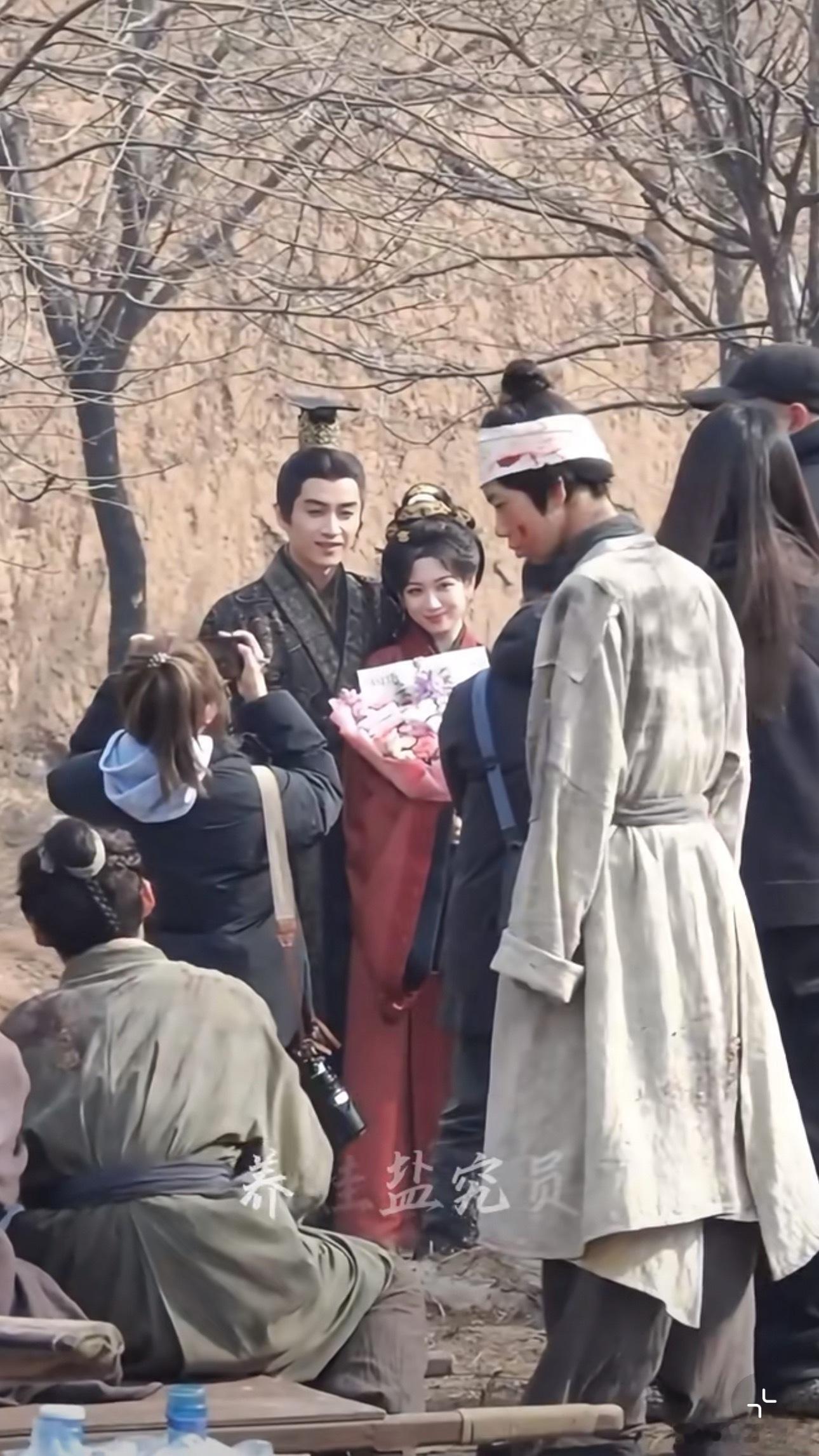 代露娃《秦谜》杀青跟陈晓合影路透