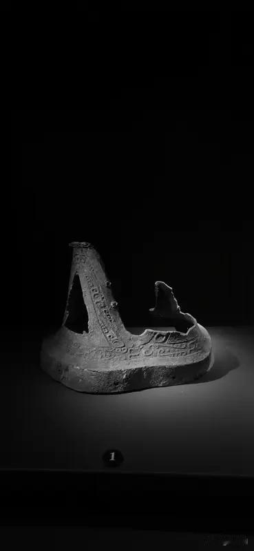 2026年，三星堆考古大发现震撼全网。7号坑出土3件商代晚期纯陨铁残片，能拼合成