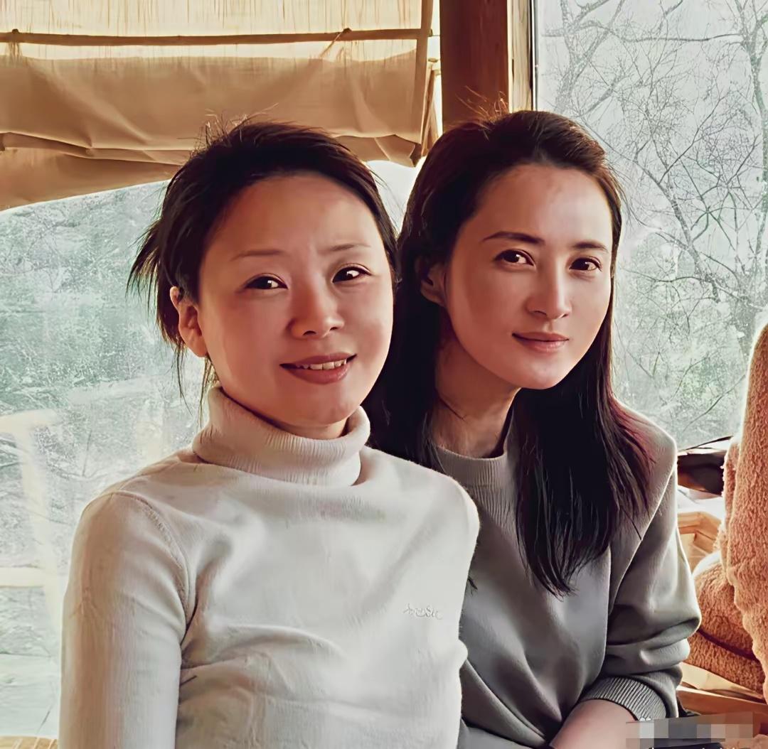 蒋勤勤近日回到重庆，与老同学们欢聚一堂。席间气氛温馨热络，大家围坐在一起谈笑风生