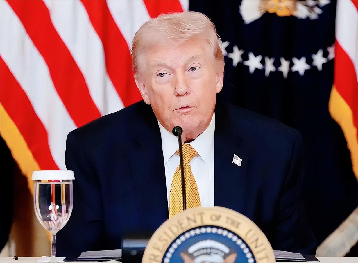 美国政坛又炸出大消息，特朗普直接把矛头对准北约，直言要重新掂量美欧这段盟友关系，