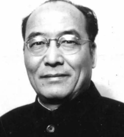 1948年，张治中让韩练成带一封信去给蒋介石。韩练成登机后，见信封未密封，便忍