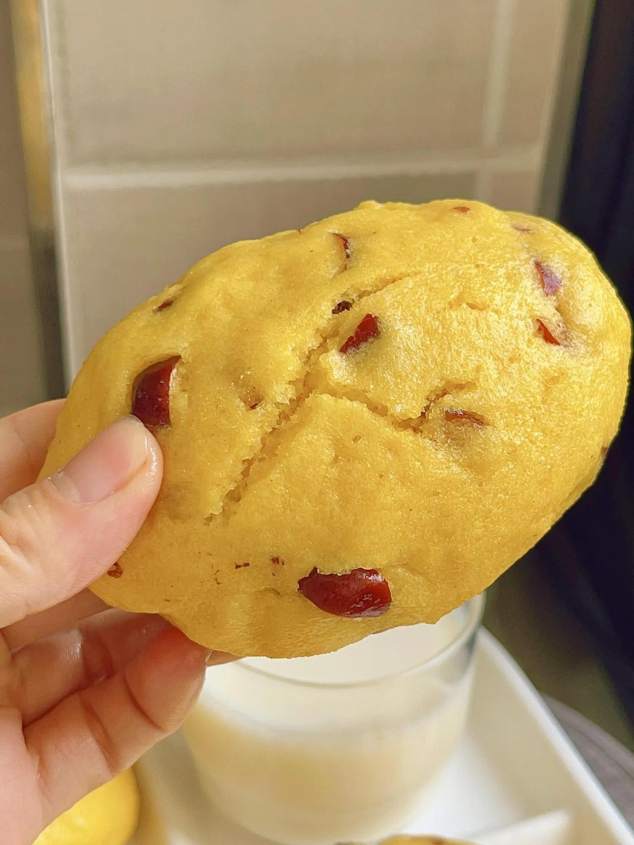 搅一搅就可以做的红枣玉米饼，孩子的早餐也太简单了食材：150g玉米面、10