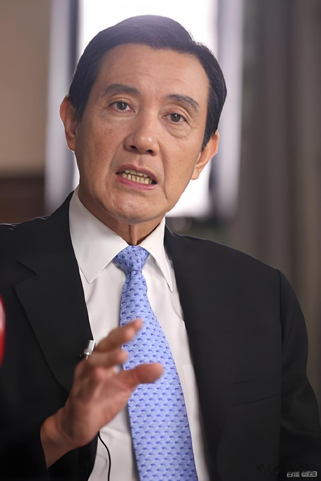 看到周锡玮提到马英九的那番话，让人不禁哑然失笑。一边在大陆享受着鲜花掌声的