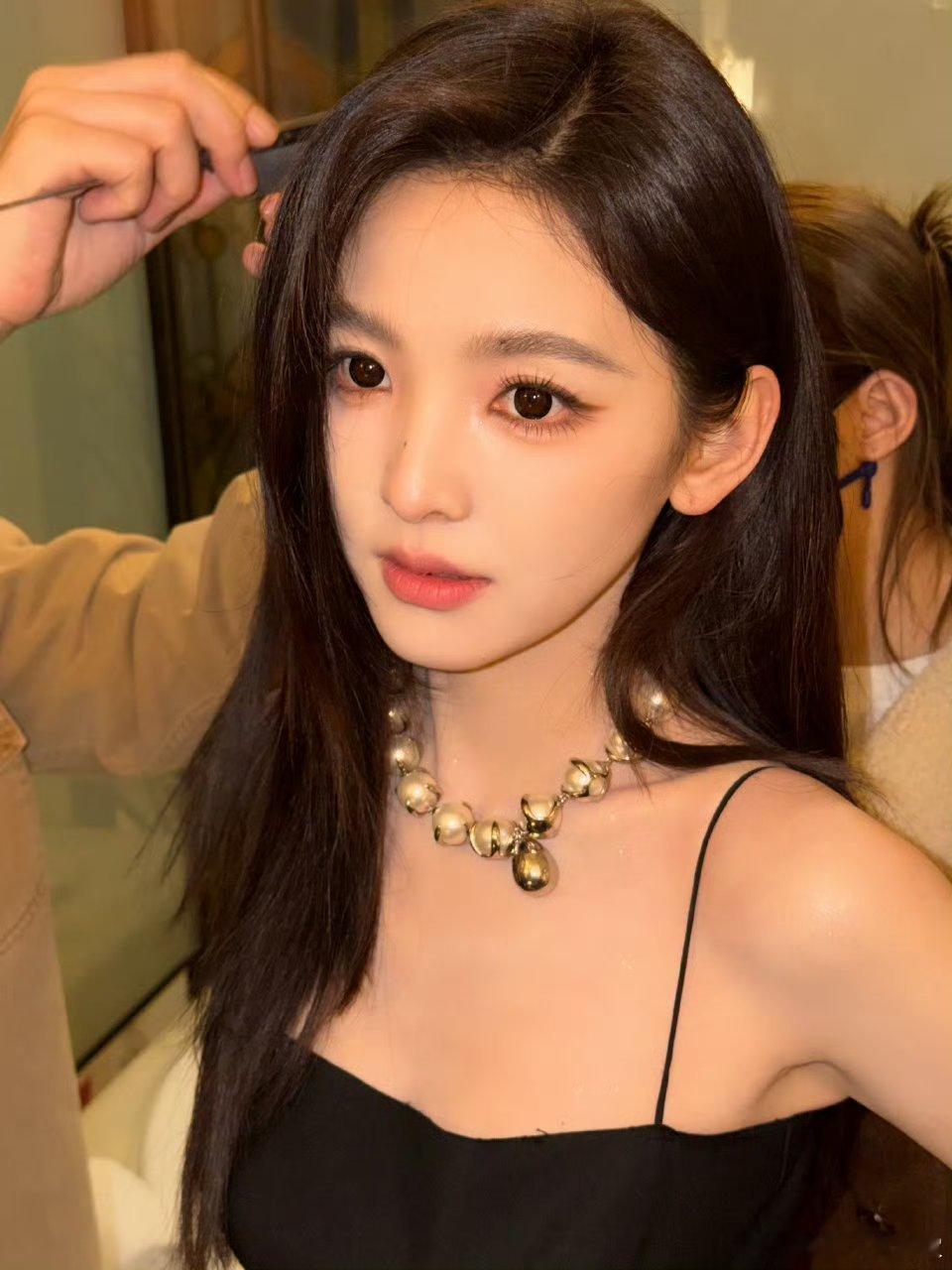 章若楠造型有一种蛇蝎美人的危险，我说女明星都应该黑长直好有魅力