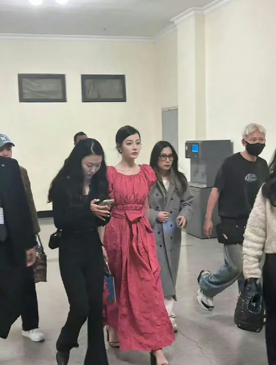 果然女明星都是小头中的小头，迪丽热巴这张生图完全是芭比娃娃照进现实！好可爱！​
