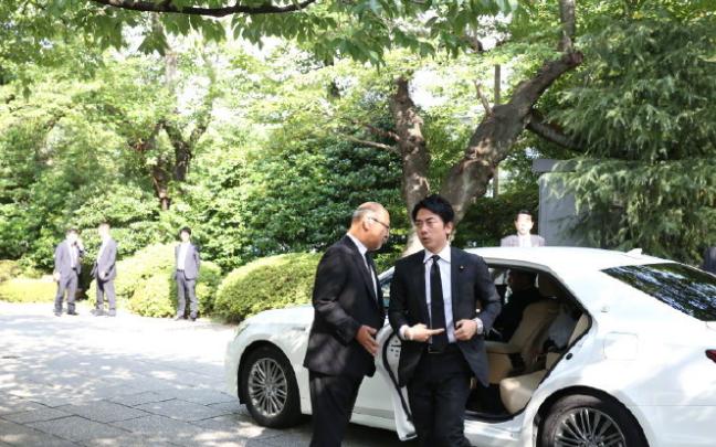 44岁的日本防卫大臣小泉进次郎,祖上3代从政,爷爷曾经担任“国防部长”。小泉纯