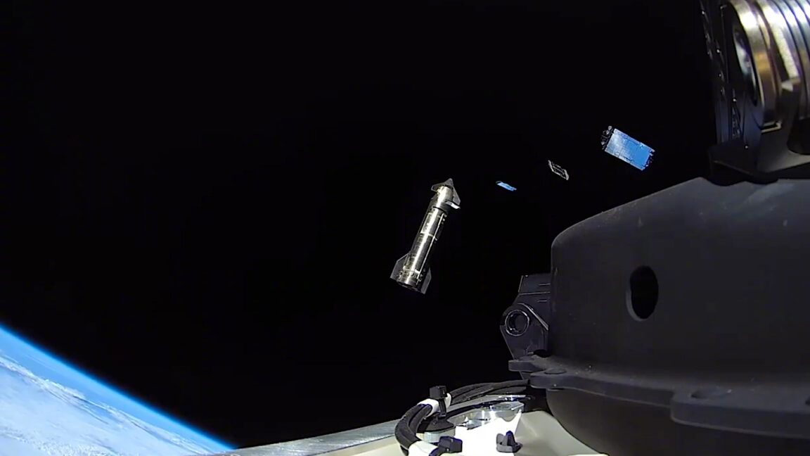 每天大约1000次。这是星链卫星为了躲开别的东西，主动变轨的次数。平摊下来，差不