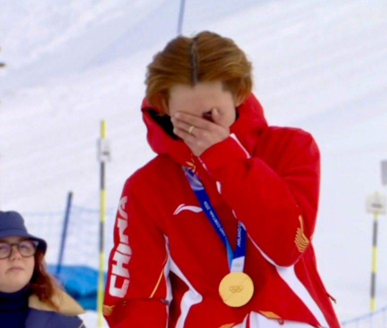 苏翊鸣泪涌颁奖典礼现场，而更令人动容的是:升五星红旗、奏国歌时，苏翊鸣摘下帽子，