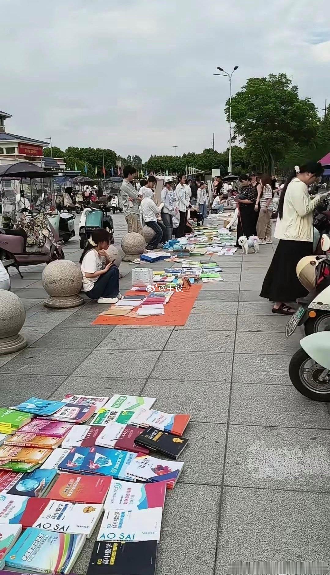 高考结束，校门口这一幕，真不是滋味