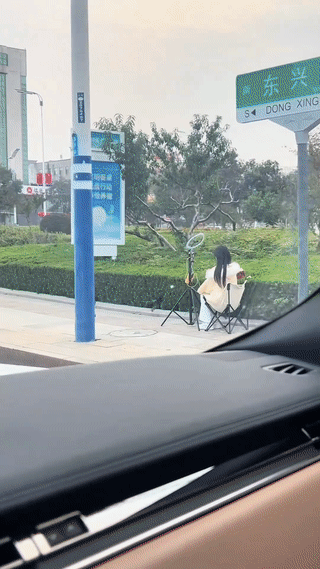 山东临沂街头,一大早就有很多年轻漂亮的女孩坐在马路边上开直播赚钱?她们不管春夏